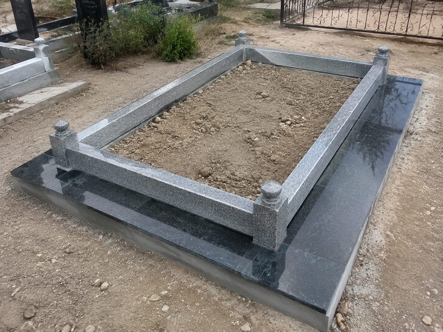 Granit‑Sockel (Einfassung) — Premium (schlüsselfertig)