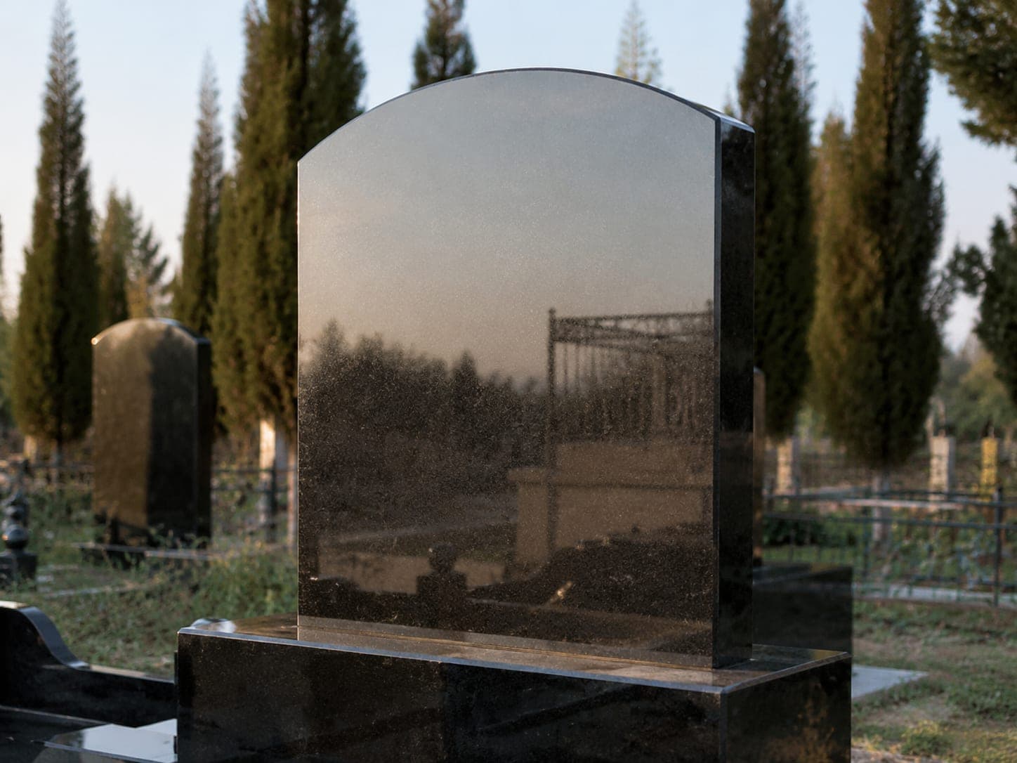 Indischer Granit — Steel Grey (India) — Premium‑Stele (schlüsselfertig)