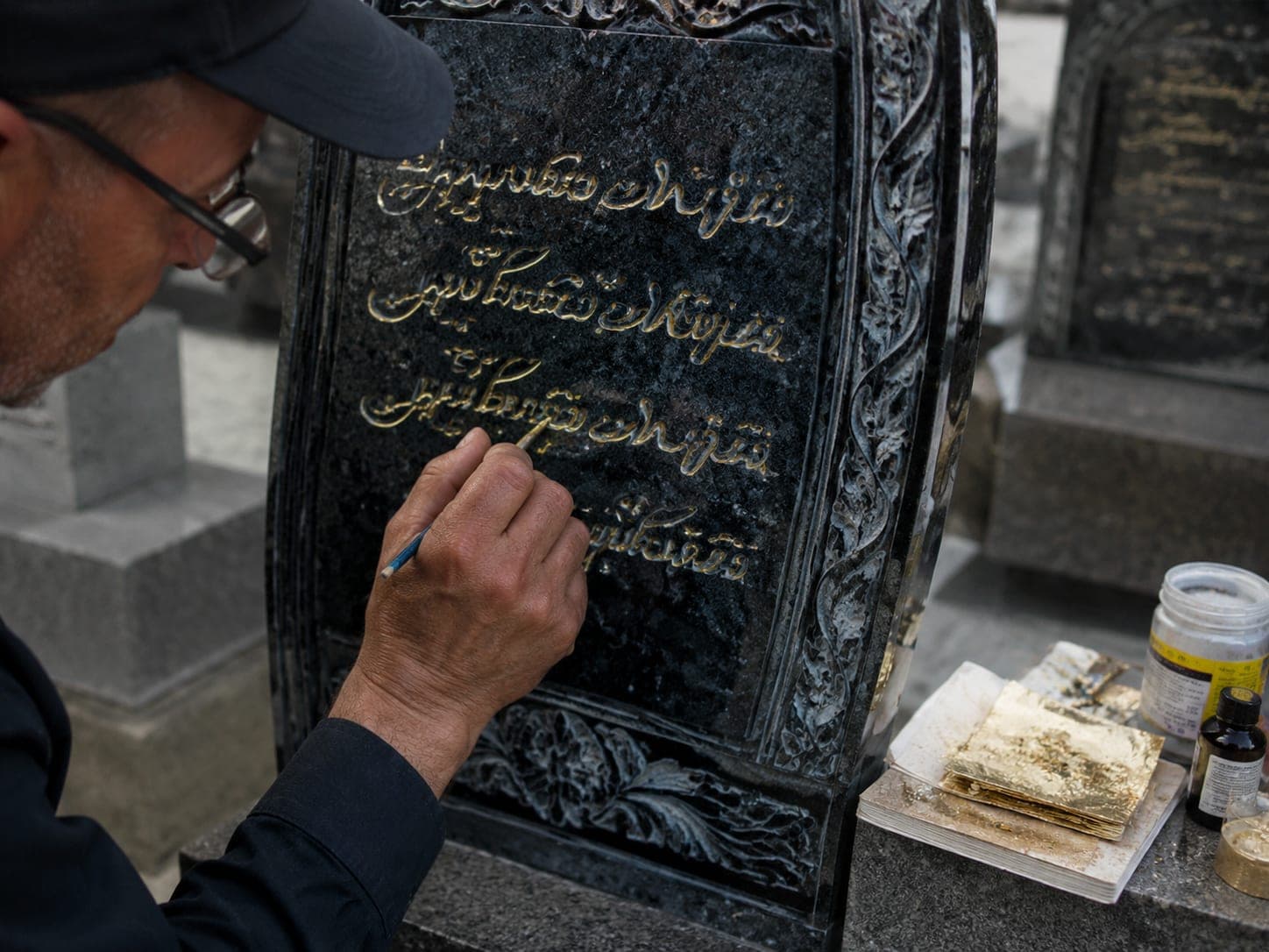 Sandstrahl‑Textgravur (Name/Daten/Epitaph) — Premium